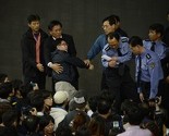 Članovi porodica nestalih na korejskom brodu sukobili se sa policijom