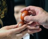 Uskrsna tradicija u Breškama: I mladi i stari se takmiče u tucanju šarenih jaja