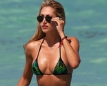 Prekrasna Lauren Stoner u zelenom bikiniju