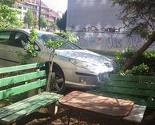 Automobilom uletjela u baštu ispred zgrade u Sarajevu i polomila stabla