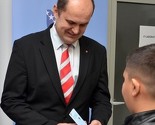 Uručena prva putna isprava osobi koje ima status priznate izbjeglice u BiH