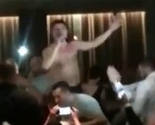Zdravko Mamić razgolićen na stolu sarajevskog restorana