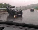 Automobil se prevrnuo na krov na autoputu, vozač prevezen u bolnicu Koševo