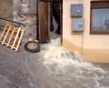 Kritično u KS: Voda ušla u kuće u Starom Gradu, rijeka Miljacka nosi balvane!