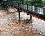 Nabujala Miljacka trese konstrukciju mosta kod hotela Bristol