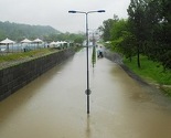 Tuzli prijeti saobraćajni kolaps, sjeverna saobraćajnica na nekoliko mjesta poplavljena