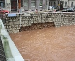 Obrušio se zid na koritu Miljacke, GRAS obustavio saobraćaj prema Baščaršiji