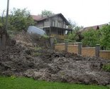 Klizište nosi dio naselja Badre ka tuzlanskoj kasarni
