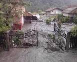 Mještani Kolića pobjegli od klizišta i poplava, na livadi čekaju pomoć