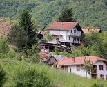 Svrakama odjekuje samo glas pijetlova: Veš i igračke podsjećaju na normalan život