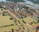 Voda u Bosanskom Šamcu se sporo povlači, hrana se dostavlja kamionima
