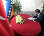 Davutoglu se upisao u Knjigu žalosti u ambasadama BiH i Srbije