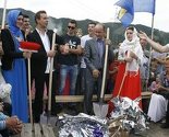 Dva vjenčanja u Željeznom Polju: Mladencima simbolično uručene metle i lopate da obnove selo