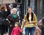 Građani BiH se sjećaju prijedorskih žrtava noseći bijele trake oko ruku