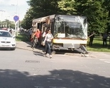 Banja Luka: Vozaču pozlilo, autobusom sletio s ceste rušeći sve pred sobom