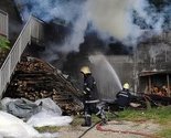 Izgorjelo skladište spužvi u Podšićima kod Tuzle, povrijeđen vatrogasac