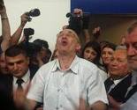 Ratni zločinac Dario Kordić stigao u Zagreb, dočekale ga pristalice