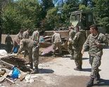 Vojnici čiste poplavljena područja, civili im pružaju veliku pomoć