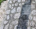 Spomen-ploča na Vracama u čast ratnog zločinca Mladića polivena katranom
