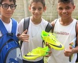 Misimović poklonio kopačke brazilskim dječacima koji prate trening Zmajeva