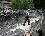 Mjesec dana nakon poplave: Topčić Polje i dalje u mulju i blatu, mještani čiste, ali i strahuju