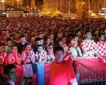 Hiljade ljudi prate utakmicu Hrvatska - Meksiko na Trgu bana Jelačića u Zagrebu