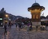 Zvuk topa oživio sarajevsku čaršiju, kandilji osvijetlili nebo