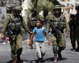 Goloruki Palestinci praćkama i kamenicama protiv supernaoružanih Izraelaca