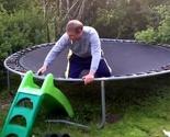 Pijan se popeo na trampolin, pa završio u grmlju