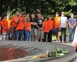 Muzičari iz Stoca položili cvijeće na spomenik ubijenoj djeci Sarajeva