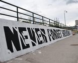 Grafit navijača FK Sarajevo u znak sjećanja na genocid u Srebrenici