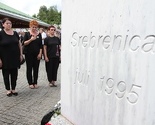 Brojne delegacije stigle u Potočare, među njima i Žene u crnom iz Srbije