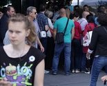 Veliki broj Sarajlija preuzeo Cvijet Srebrenice ispred BBI Centra