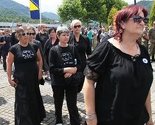 Žene u crnom iz Srbije odaju počast žrtvama genocida u Srebrenici