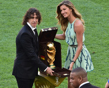 Dugonoga Gisele i Barcelonina zvijezda Puyol predstavili trofej SP-a