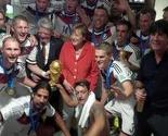 Angela Merkel slavila sa igračima Njemačke u svlačionici