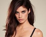 Sara Sampaio u seksi rublju kompanije "Next"