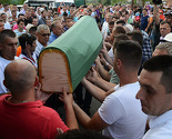 Porodice žrtava iznijele tabute, bolnu tišinu nadglasavaju imena žrtava