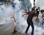 Tokom protesta u Parizu povrijeđeno više policajaca, privedena 33 demonstranta