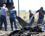 Nakon četiri dana na vrelinama: Tijela poginulih u malezijskom avionu odvezena kamionima za smeće