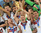 Reprezentativci Njemačke tokom slavlja oštetili trofej