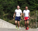 Ultramaratonac Golo trči od mosta u Višegradu prema Starom mostu u Mostaru