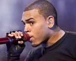 Chris Brown se na sve načine želi pomiriti sa Rihannom