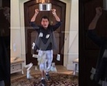 Svi se polijevaju vodom, samo Charlie Sheen novcem