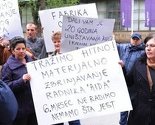 Radnici uništenih firmi s područja TK i danas pred zgradom Vlade