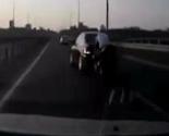 Sreća u nesreći: Pogledajte kako se motociklist "izvukao" prilikom sudara