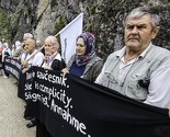 22 godine od zločina na Korićanskim stijenama: 200 ruža za 200 ugašenih života