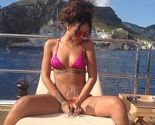 Rihanna u bikiniju uživa na jahti: Sa fanovima podijelila golišave fotografije