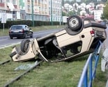 U Vogošći se prevrnuo Golf i završio na autobuskom stajalištu