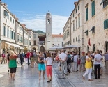Dubrovački Stradun prije dva dana poplavljen, a danas okupan suncem
